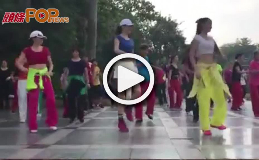 重慶大媽戴耳機跳廣場舞        稱不打擾別人且更專注
