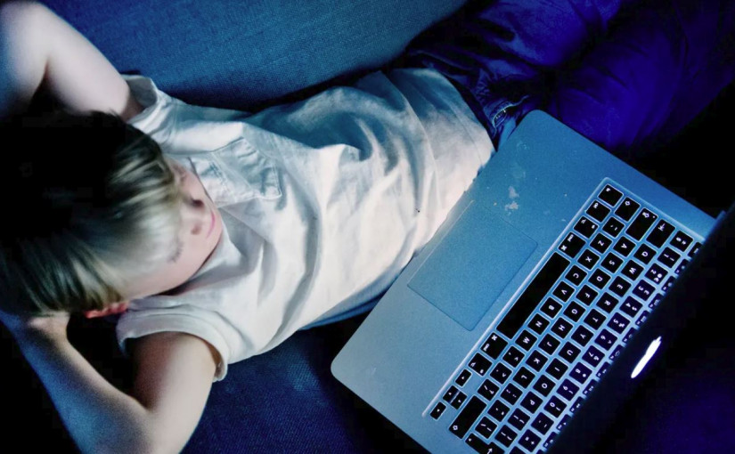 【醫學研究】青少年看屏幕時間 影響心理健康微