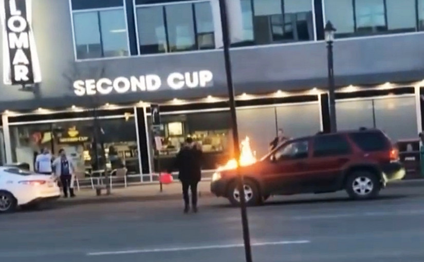 【視頻】狂徒鬧市縱火遭市民制服   13輛路過及泊街汽車當殃