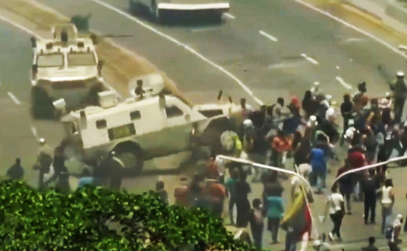 【視頻/多圖】委內瑞拉軍車衝人羣   反對派領袖籲軍人倒戈