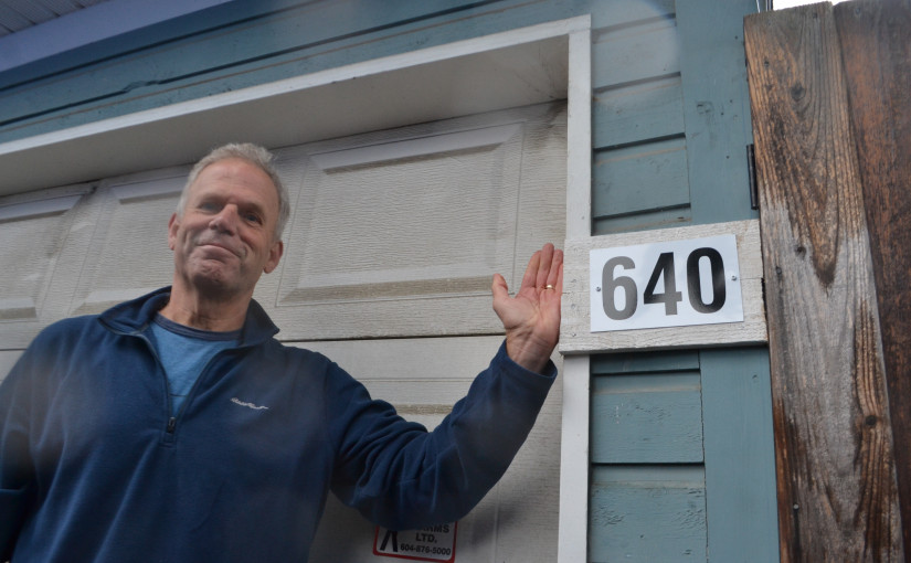 士達孔拿社區居民區將安裝400多個後院門牌號，便警方和急救人員趕到現場