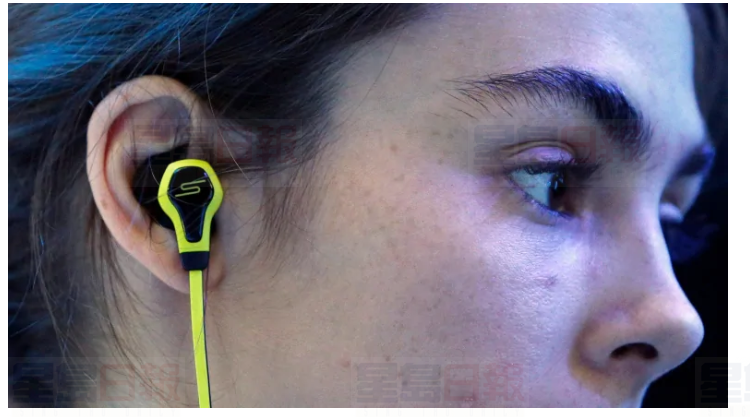 手機沒電 但兩隻耳仍戴著耳塞 都屬分心駕駛