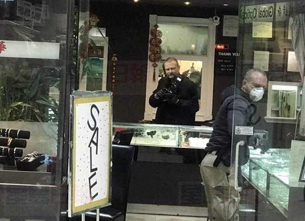 萬錦太古廣場珠寶店 遭兩蒙面賊鐵鎚砸飾櫃打劫