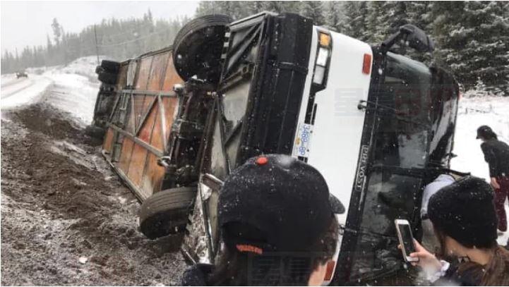 巴士基隆拿附近側翻6人輕傷