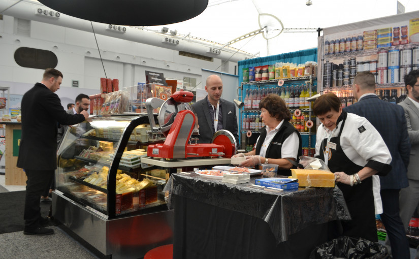 加國第30屆雜貨及土特產食物展銷會周一在溫市會展中心舉行