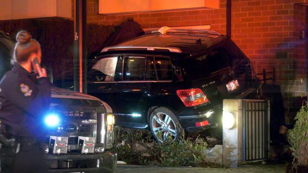 溫西四驅車撞入民居前院無人傷