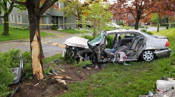 密市汽車撞樹 男司機危殆女乘客輕傷