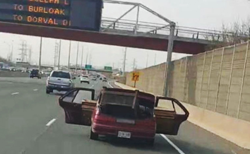 【有片】打開房車門載木板公路飛馳 省警指行為荒謬