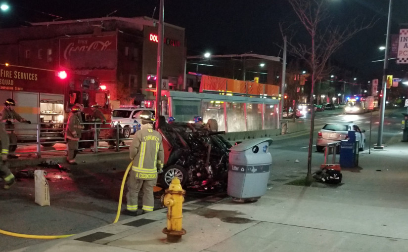 【交通意外】的士撞柱後四輪朝天