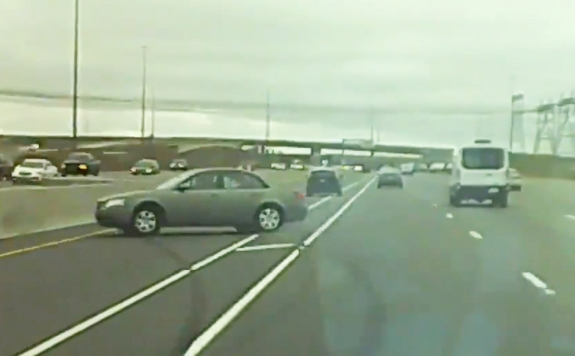 【有片】超車後急煞引致尾車撞壆  警尋「路火」魯莽司機