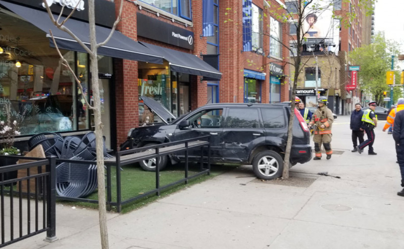 【有片】多市有汽車撞入大廈 Spadina一段路封閉