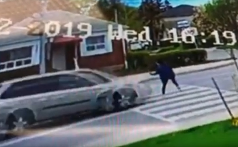 【驚嚇視頻】多倫多女子斑馬線過路被撞飛起  拋出10米外