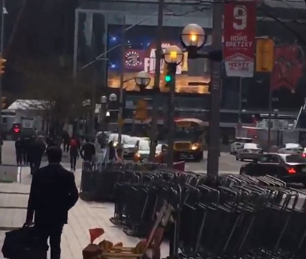 【有片】猛龍首場NBA總決賽 市中心人群管制