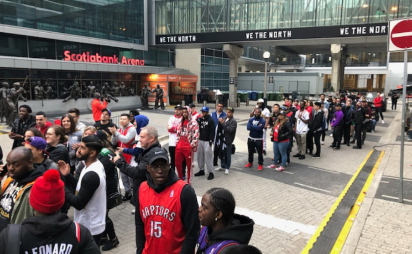 【NBA總決賽】大批猛龍球迷早上6時排隊等入「侏羅紀公園」