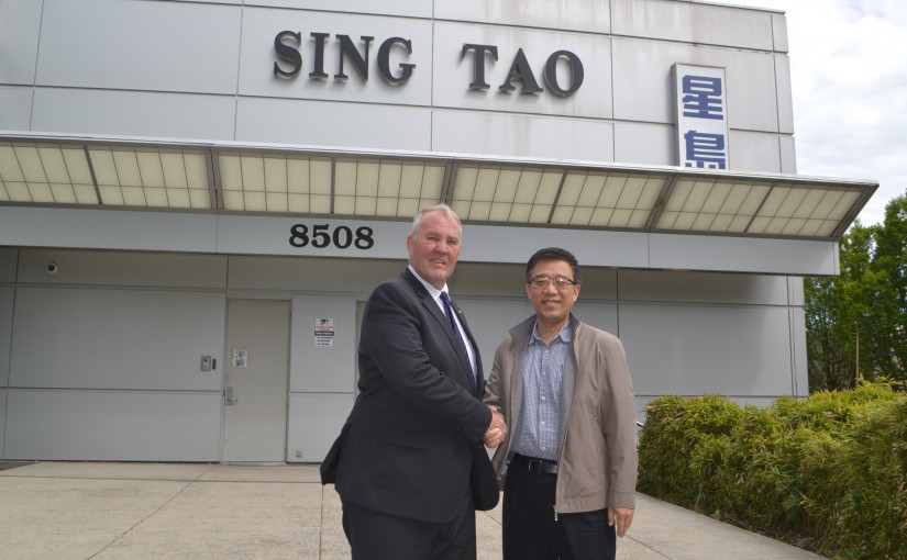 國際液化天然氣和汽油會議周六在溫市舉行，門外驚現青少年抗議