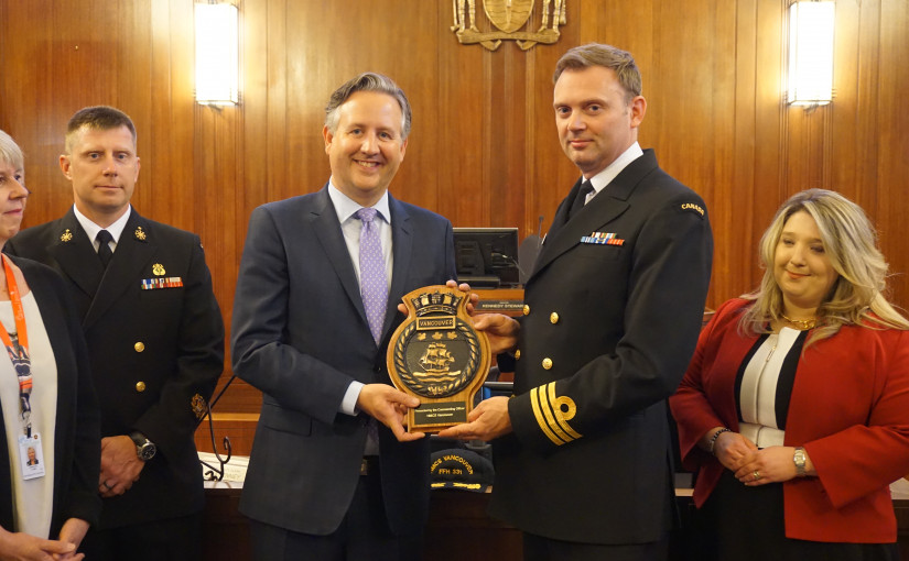 加拿大皇家海軍護衛艦「溫哥華號」訪溫市議會