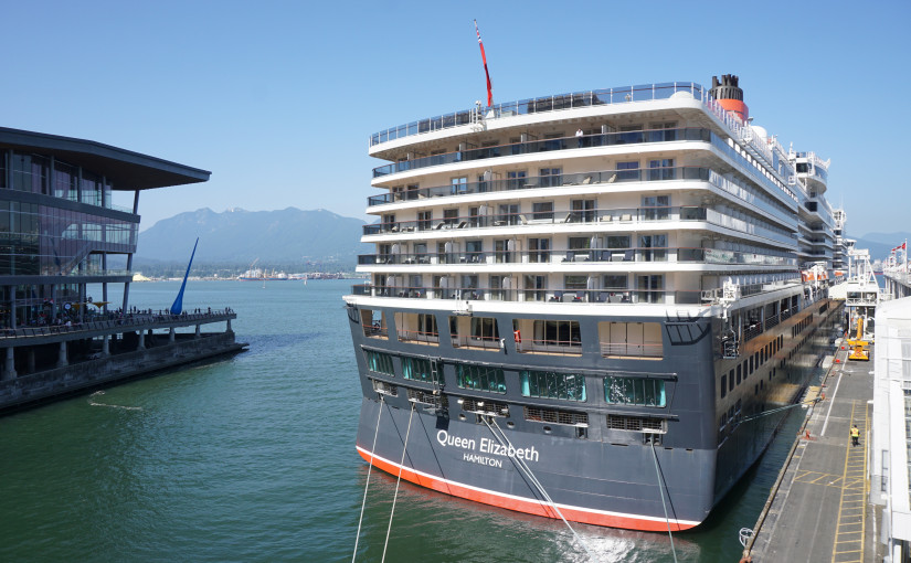 「伊利沙伯皇后號」郵輪途經溫哥華港
