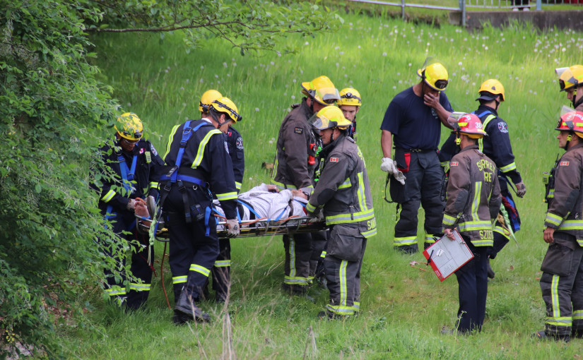 素里消防局技術救援隊救出跌落溝渠男子