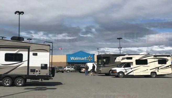 Walmart停車場成免費露營地