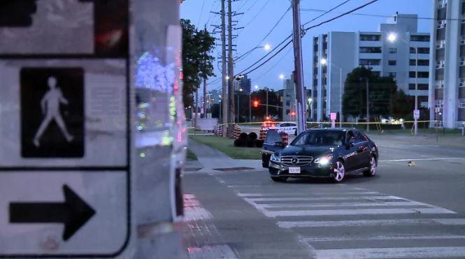 賓頓市凌晨房車撞途人傷重危殆