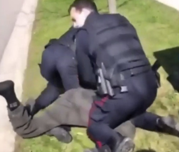 【有片】警員拘16歲少年㩒地拳打背脊 視頻受關注警調查