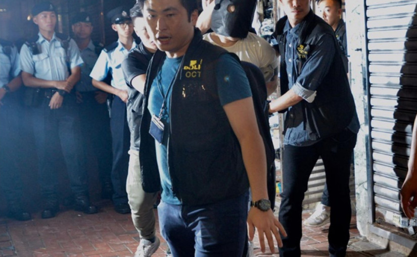 【有片】香港警署 警車遭汽油彈襲擊  警截獲涉事私家車拘4漢