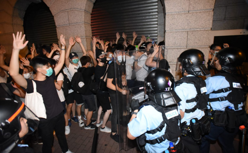 【多圖】百萬人大遊行結束  逾百示威者與警對峙爆衝突