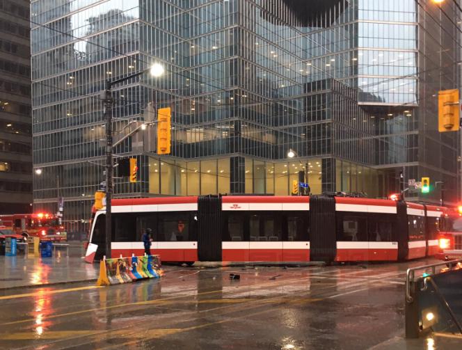 街車與SUV碰撞 一段University封閉 街車巴士服務暫停