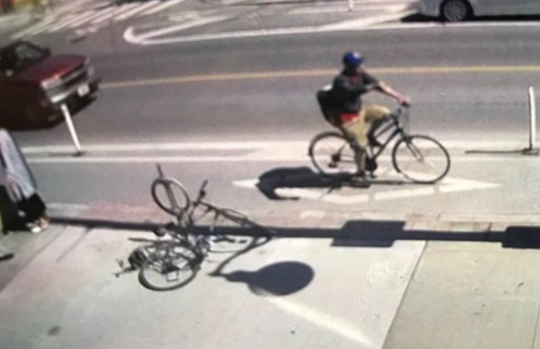 向推嬰兒車男女投腐蝕性液體  警拘45歲男子控7罪