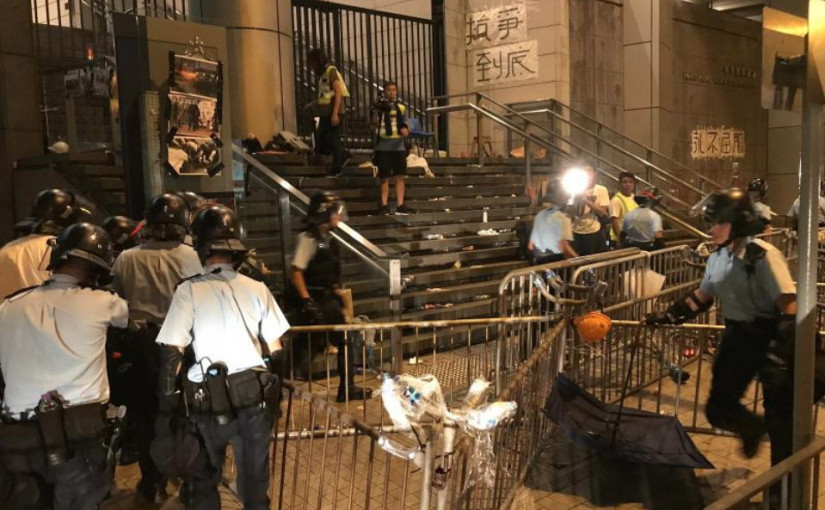 【持續更新】包圍警察總部示威者凌晨撤離  警方清除路障開路