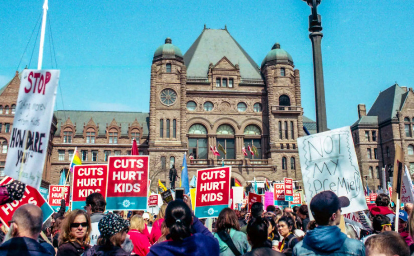 省府秋後算賬？ 女學生粉筆畫羞辱福特罰1444元