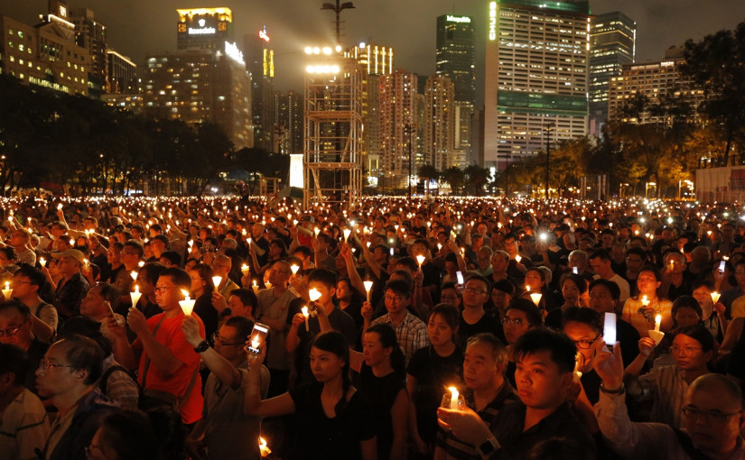 六四30周年 香港18萬人燭海中悼念當年死難者