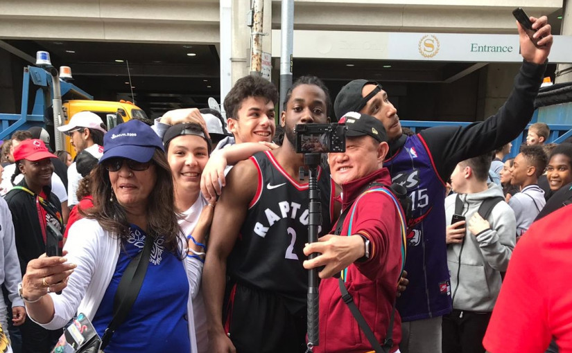 【現場採訪】球迷清晨擠滿廣場迎猛龍 真假倫納德登場