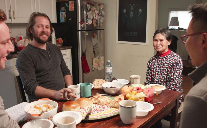 一句英語也不會的女長者  卻和一群白人嬉皮成了好友