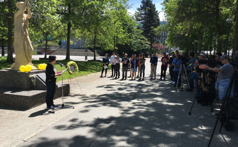 紀念六四30周年  溫支聯向UBC民主女神像獻花