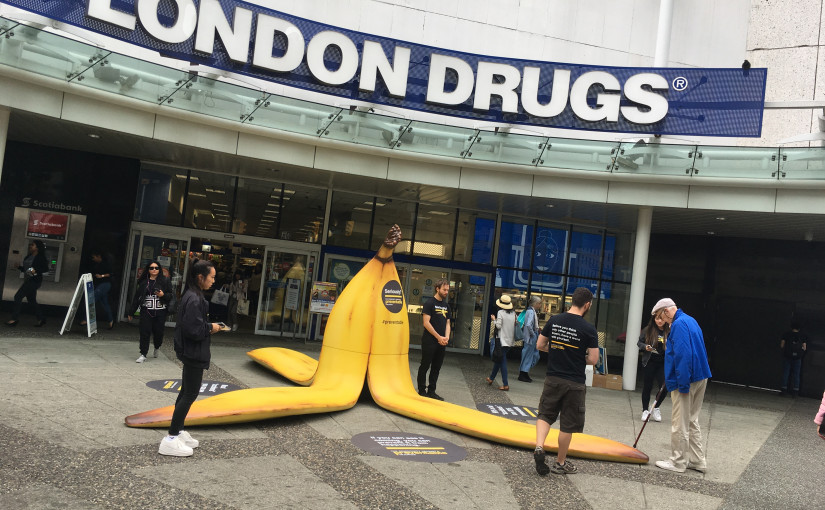 團體溫市展巨型香蕉皮  提醒省民避免嚴重受傷