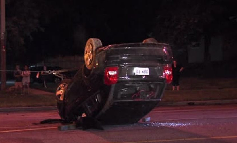 房車撞樹四輪朝天 警控司機不清醒駕駛