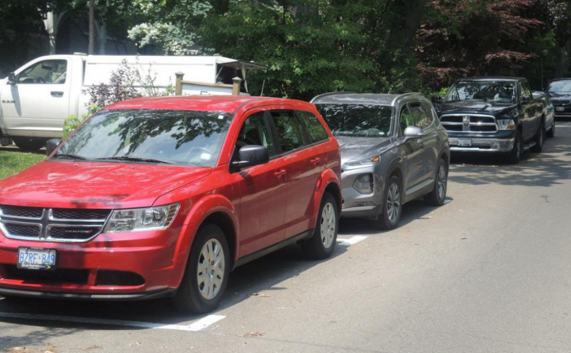 夏季海灘區車位需求大 馬路自畫「車位」或被罰240元
