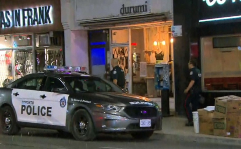 頸部刀傷男子凌晨走入薄餅店求救