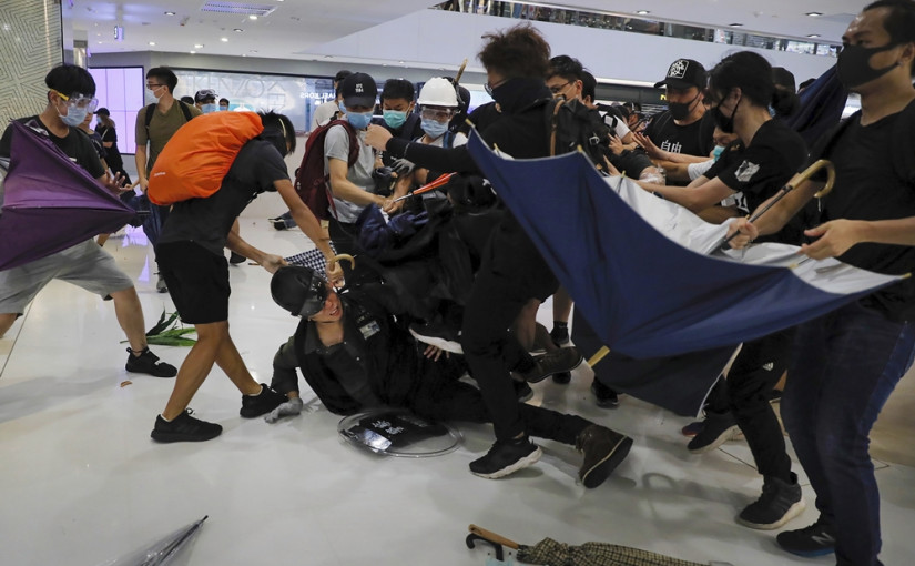 防暴警進新城市廣場驅示威者演大混戰  逾40人被捕28人送院2危殆