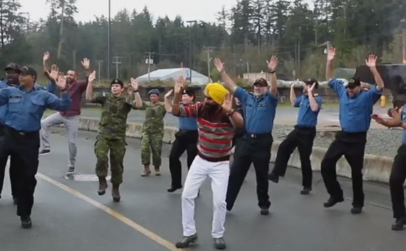 【視頻】放下槍桿子  加軍跳印度傳統舞蹈