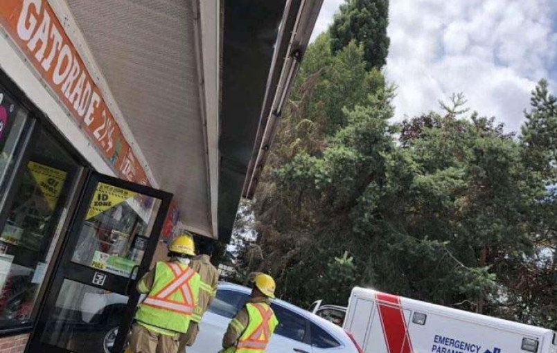 列治文車輛撞入便利店意外 司機為76歲女長者