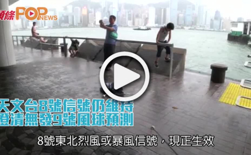 市民超市搶購食物乾糧  不少貨架被搶購一空