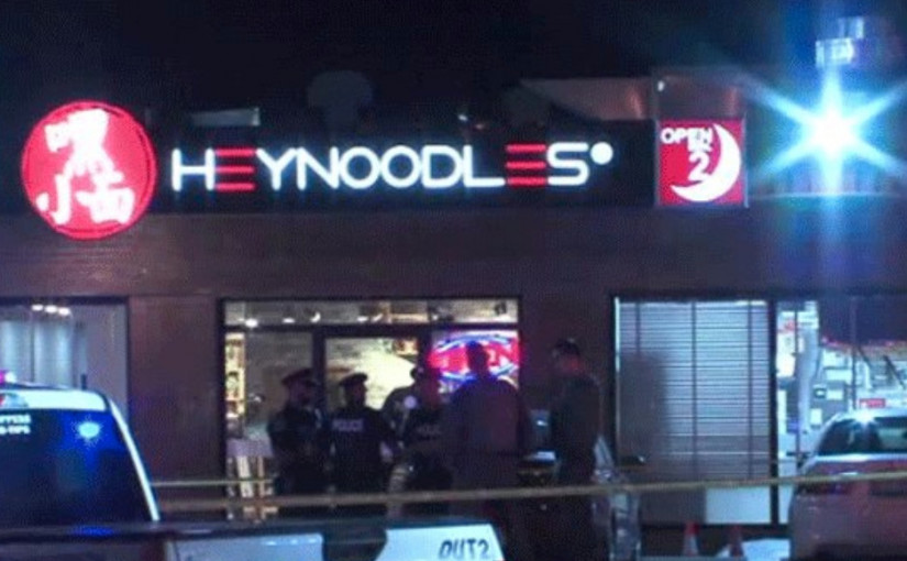 【更新】槍手騎電單車萬錦市中餐館門外行兇  兩人中多槍 男死女危殆