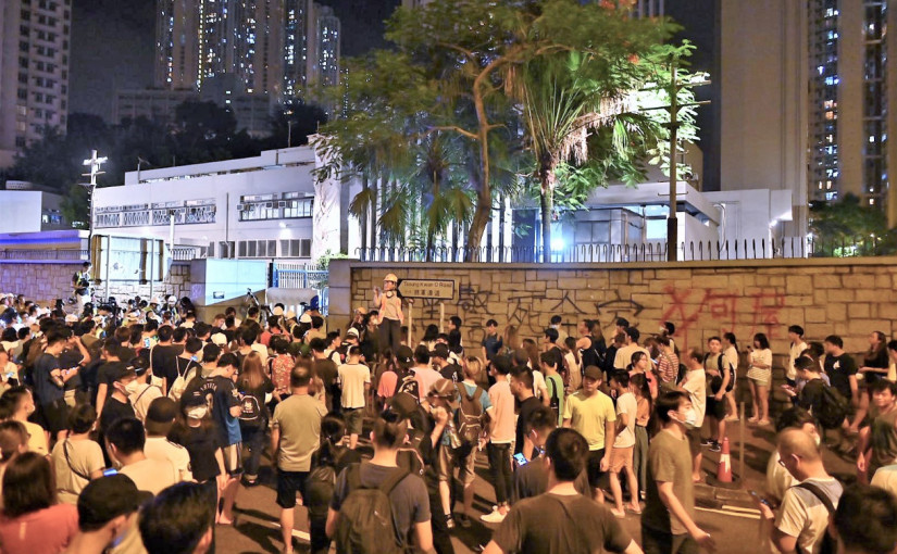 香港入夜後觀塘 將軍澳 黃大仙 天水圍4警署被圍 示威者堵美孚天橋