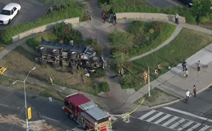 【突發】士嘉堡汽車相撞 泥頭車衝出馬路翻側