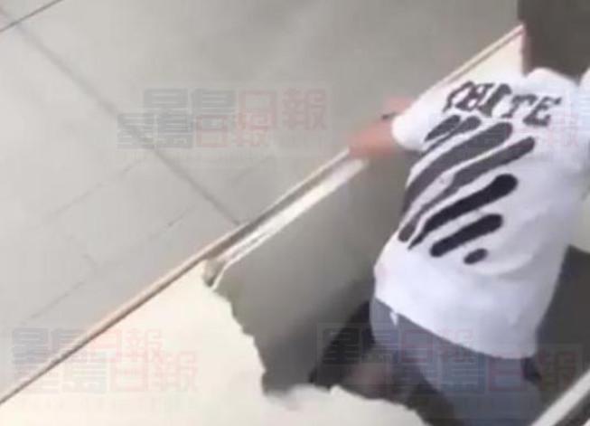 【有片】少年為撿回鑰匙 踩穿伊頓中心假天花墮地