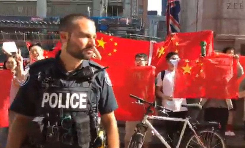 多倫多反送中集會遭衝擊  警方列隊分隔兩派陣營