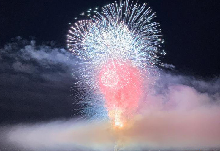 加拿大隊煙花此起彼落  觀眾紛紛叫好