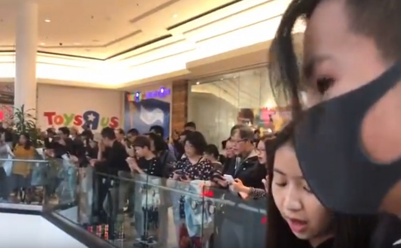 【有片】五百華人萬錦商場快閃唱《願榮光歸香港》